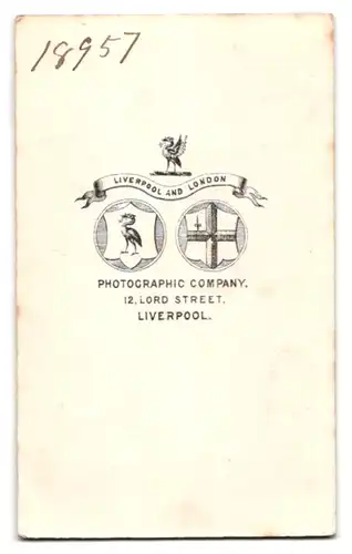 Fotografie Photographic Company, Liverpool, 12. Lord Street, Junger Mann mit Haartolle in Denkerpose