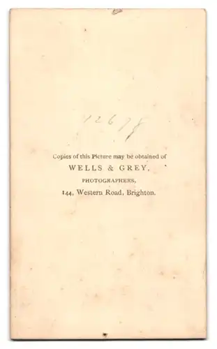 Fotografie Wells & Grey, Brighton, 144 Western Road, älterer Herr mit Arm in der Hüfte