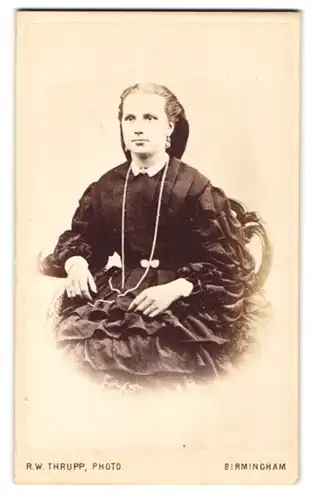 Fotografie Robert W. Thrupp, Birmingham, 66 New Street, sitzende Dame im Rüschenkleid