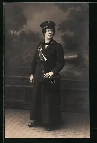 AK Strassenbahnschaffnerin in Uniform mit Tasche und Pfeife