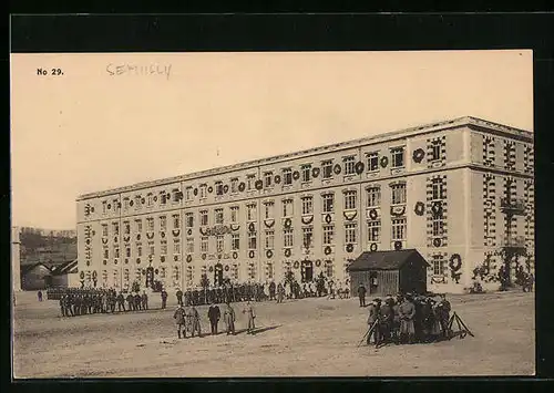 AK Semilly, Geschmückte Kaserne mit Soldaten