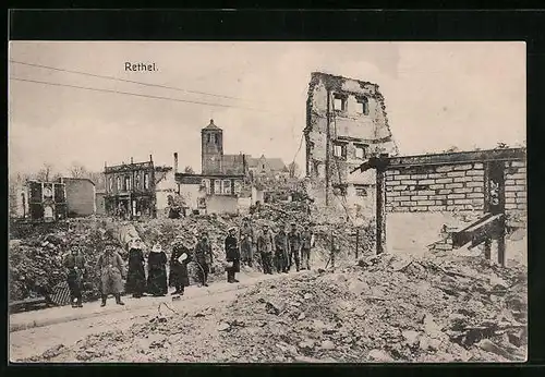 AK Rethel, Kriegszerstörungen, Soldaten und Einwohnerinnen