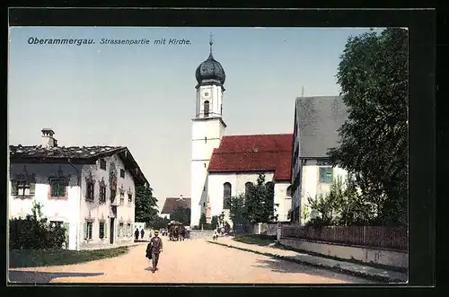 AK Oberammergau, Strassenpartie mit Kirche