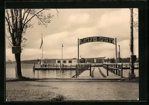 AK Waren /Müritz, Blick auf die Kietz-Brücke mit Boot