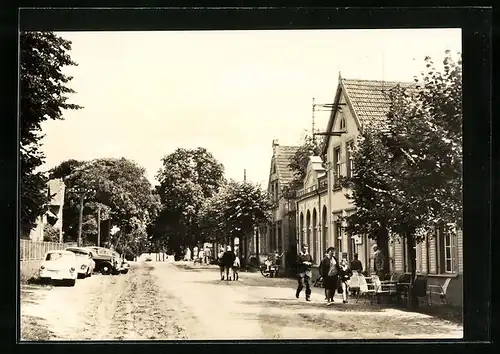 AK Kleinzerlang /Neuruppin, Dorfstrasse mit parkenden Autos und Passanten