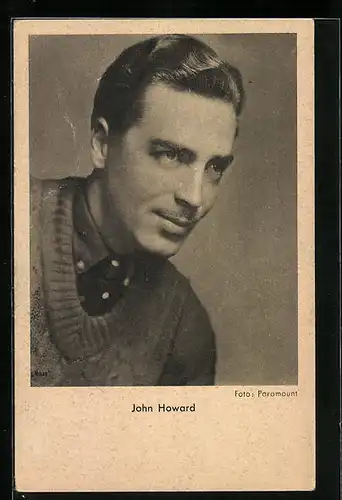 AK Schauspieler John Howard in Pullover und Pünktchenhemd