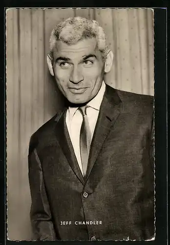 AK Schauspieler Jeff Chandler in Anzug und Krawatte