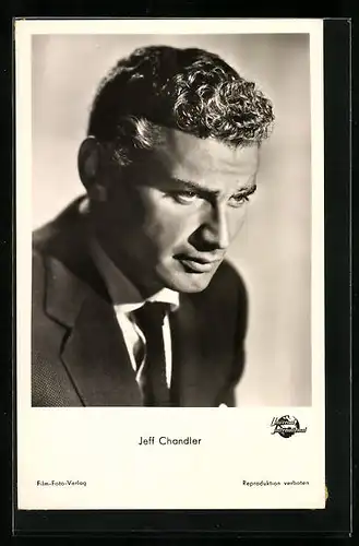 AK Schauspieler Jeff Chandler mit ernstem Blick