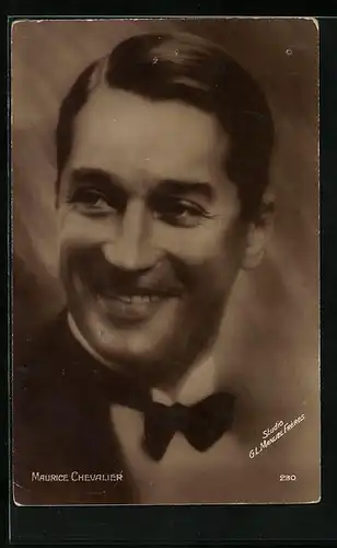 AK Schauspieler Maurice Chevalier lächelt