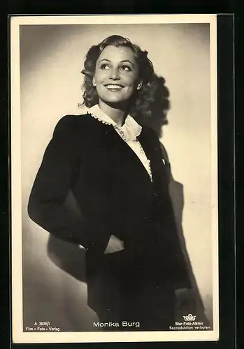AK Schauspielerin Monika Burg lächelt