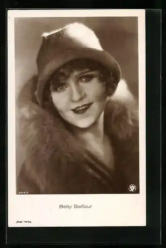 AK Schauspielerin Betty Balfour lächelt
