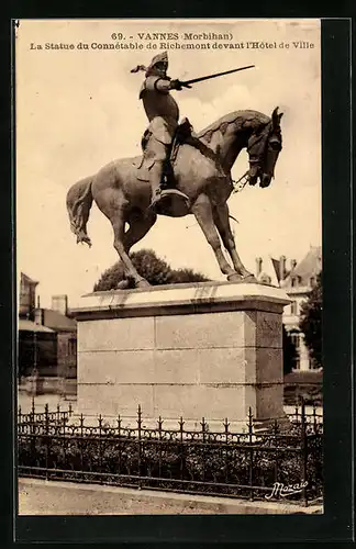 AK Vannes, La Statue du Connétable de Richemont devant l`Hôtel de Ville