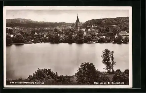 AK Bad Buckow /Märkische Schweiz, Blick von der Ferdinandshöhe auf den Ort mit Kirche