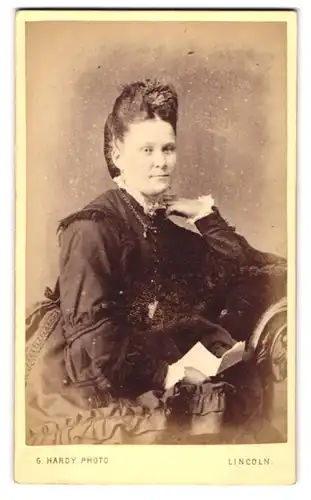 Fotografie G. Hardy, Lincoln, 1, Norman Place, Bürgerliche Dame mit Zettel in der Hand