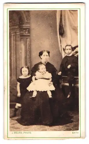 Fotografie J. Beard, Bath, 8, Old Bond Street, Bürgerlicher Dame mit drei Kindern