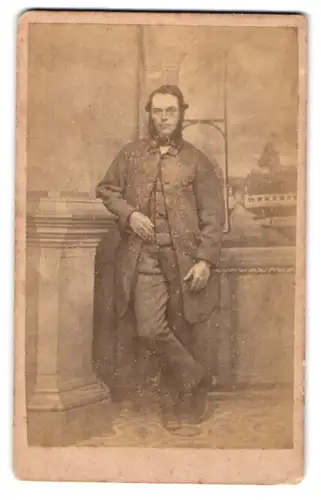 Fotografie unbekannter Fotograf und Ort, Bürgerlicher Herr mit Chin-Strap