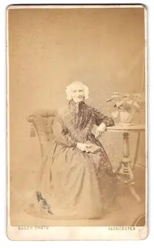 Fotografie S. S. Soley, Gloucester, Brunswick Road, Ältere Dame im Kleid mit Schultertuch und Buch