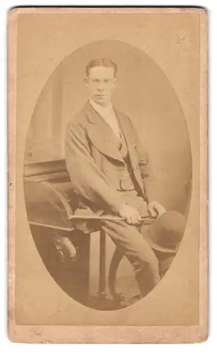 Fotografie J. Nott, Cheltenham, Pittville Street, Junger Herr im Anzug mit Hut und Stock