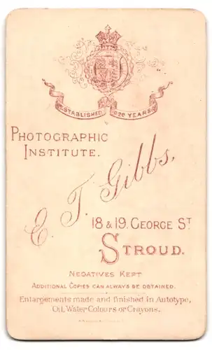 Fotografie E. J. Gibbs, Stroud, 18 & 19 George St., Charmanter Herr im Anzug mit Backenbart