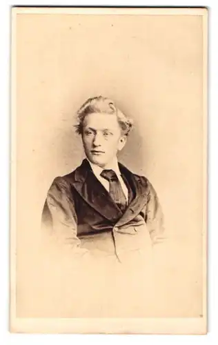 Fotografie Robt. H. Preston, Penzance, Junger Herr im Anzug mit Krawatte