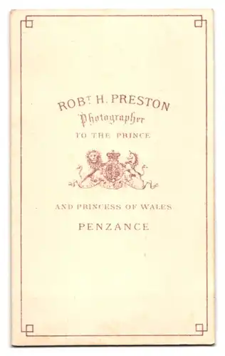 Fotografie Robt. H. Preston, Penzance, Junger Herr im Anzug mit Krawatte