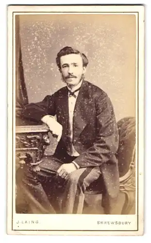 Fotografie J. Laing, Shrewsbury, Junger Herr in modischer Kleidung