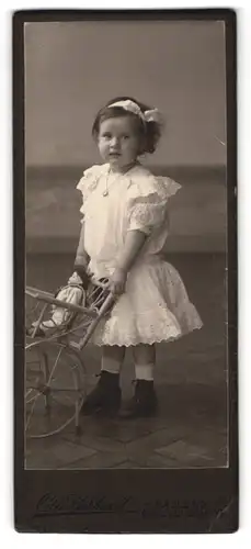 Fotografie Otto Gebhardt, Halle a /S., 10 Grosse Ulrichstr. 10, Kleines Mädchen im Kleid mit Puppenwagen