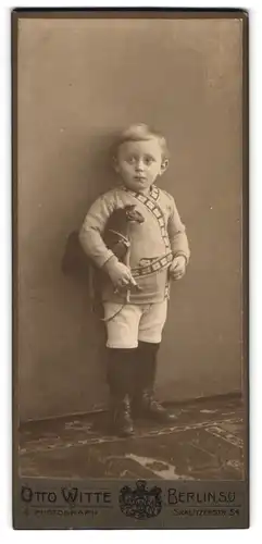 Fotografie Otto Witte, Berlin-SO, Skalitzerstr. 54, Kleiner Junge in modischer Kleidung mit Spielzeugpferd