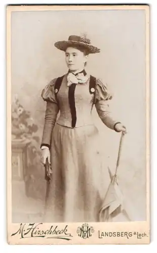 Fotografie M. Hirschbeck, Landsberg a. Lech., Modisch gekleidete Dame mit Schirm