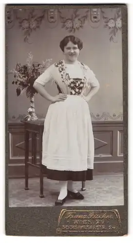 Fotografie Franz Fischer, Wien, Sechshauserstr., 24, Junge Frau in Trachtenkleidung