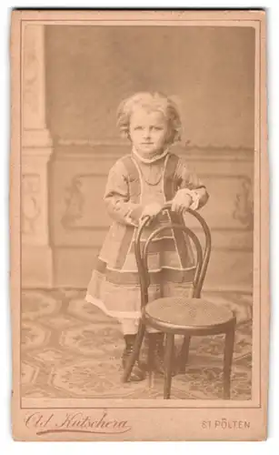 Fotografie Adalbert Kutschera, St. Pölten, Kleines Mädchen im modischen Kleid
