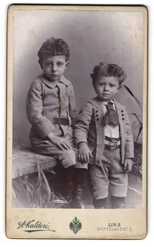 Fotografie A. Kaldori, Linz, Spittelwiese 5, Zwei Jungen in modischer Kleidung