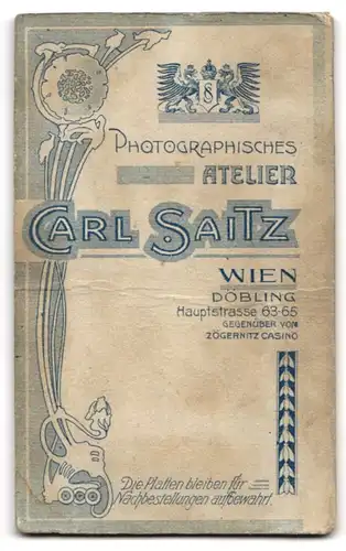 Fotografie Carl Saitz, Wien-Döbling, Hauptstr. 63-65, Süsses Kleinkind im Hemd mit nackigen Füssen
