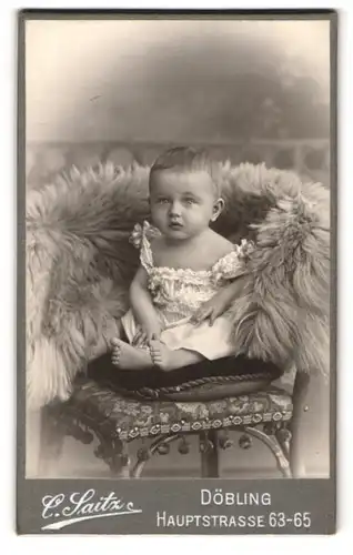 Fotografie Carl Saitz, Wien-Döbling, Hauptstr. 63-65, Süsses Kleinkind im Hemd mit nackigen Füssen