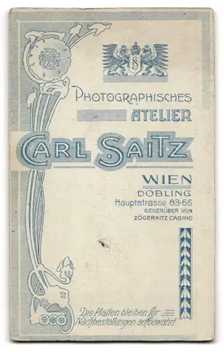 Fotografie Carl Saitz, Wien-Döbling, Hauptstr. 63-65, Süsses Kleinkind im Hemd mit nackigen Füssen