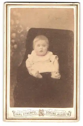 Fotografie Karl Strempel, Döbling, Alleegasse 18, Süsses Kleinkind im Hemd mit nackigen Füssen
