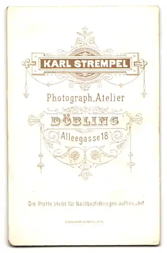 Fotografie Karl Strempel, Döbling, Alleegasse 18, Süsses Kleinkind im Hemd mit nackigen Füssen