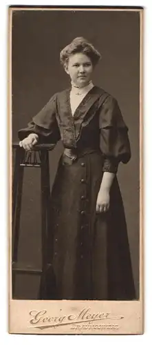 Fotografie Georg Meyer, Braunschweig, Junge Dame in hübscher Kleidung