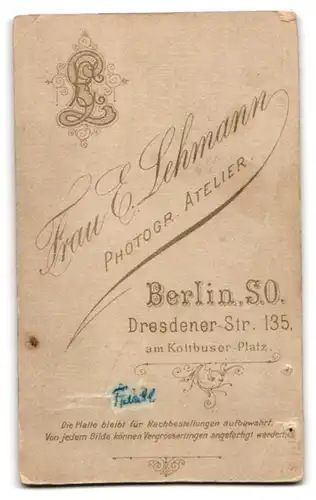 Fotografie Frau E. Lehmann, Berlin S.O., Dredener-Str. 135, Kleinkind mit Spielzeug in der Hand