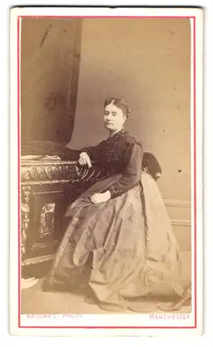 Fotografie Warwick Brookes, Manchester, Victoria Terrace, Frau sitzend im weiten Kleid