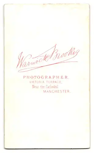 Fotografie Warwick Brookes, Manchester, Victoria Terrace, Frau sitzend im weiten Kleid