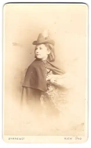 Fotografie Byrne & Co, Richmond, Mädchen mit Hut und Mantel in Profilansicht