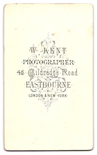 Fotografie W. Kent, Eastbourne, 45. Gildredge Road, Profilansicht eines sitzenden Mannes mit Bart