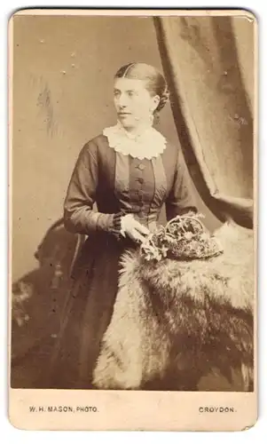 Fotografie W. H. Mason, Croydon, 21. George Street, Junge Dame mit zur Seite gedrehten Kopf und Blumenbouquet