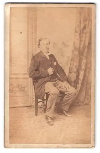 Fotografie E.W. Seville, Shrewsbury, Sitzender Mann im Anzug mit Einstecktuch