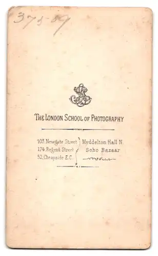 Fotografie School of Photography, London, 52. Cheapside E.C., Sitzender Herr mit Buch in der Hand