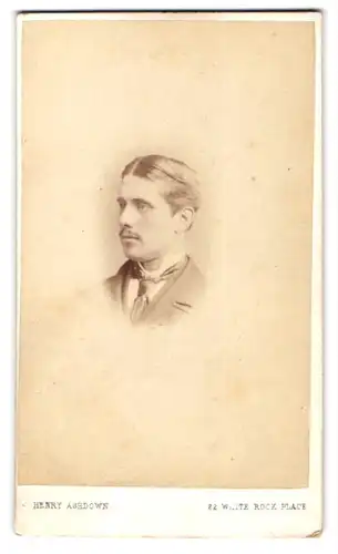 Fotografie Henry Ashdown, Hastings, 22. White Rock Place, Portät eines Mannes mit Krawatte