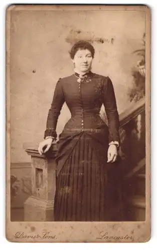 Fotografie Davis & Sons, Lancaster, Market Street Chambers, Frau im schwarzen Kleid an Geländer abstützend