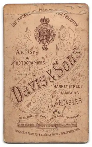 Fotografie Davis & Sons, Lancaster, Market Street Chambers, Frau im schwarzen Kleid an Geländer abstützend