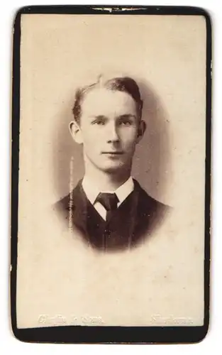 Fotografie Chaffin & Sons, Sherborne, Porträt eines jungen Mannes mit Krawatte